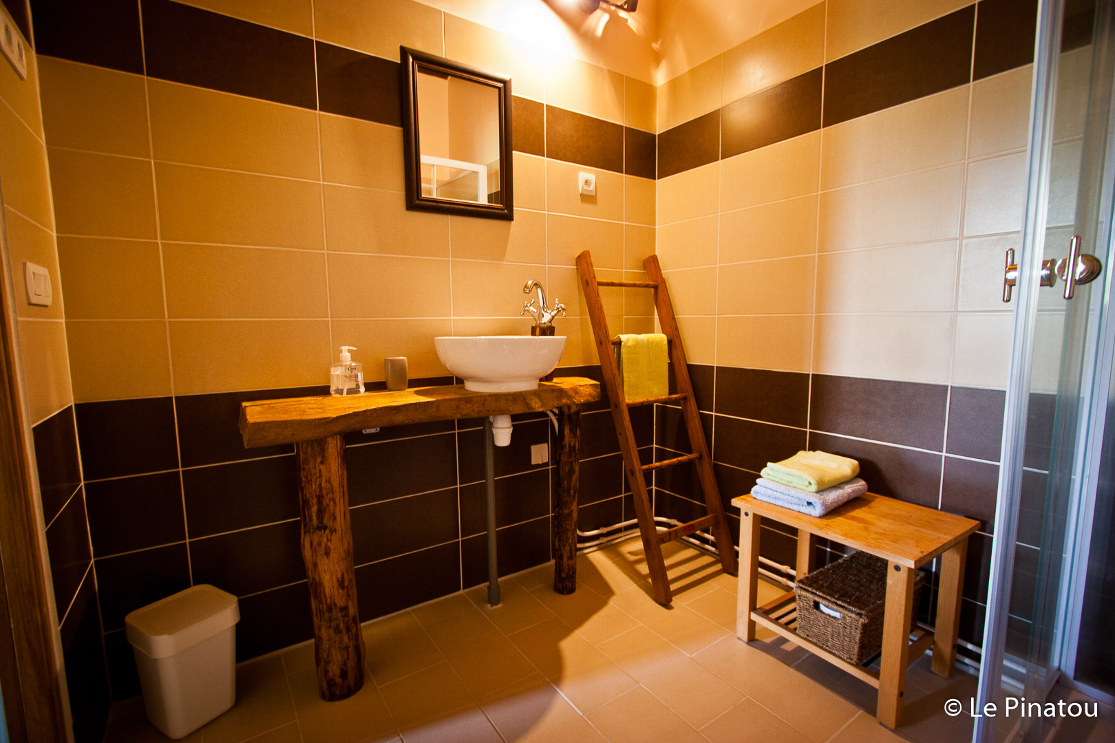 Badkamer met handgemaakt wastafelmeubel