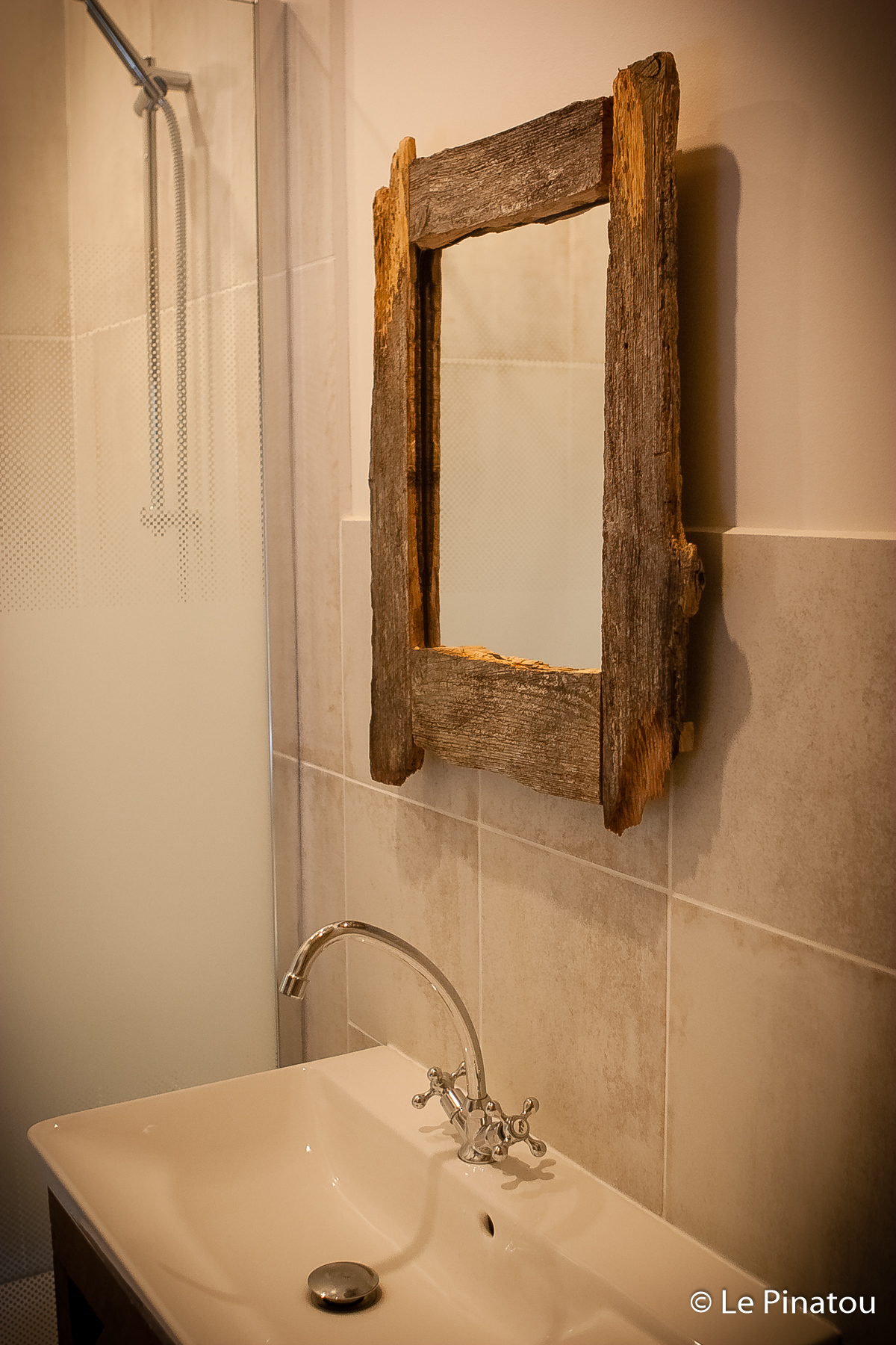 Badkamer met handgemaakte spiegel