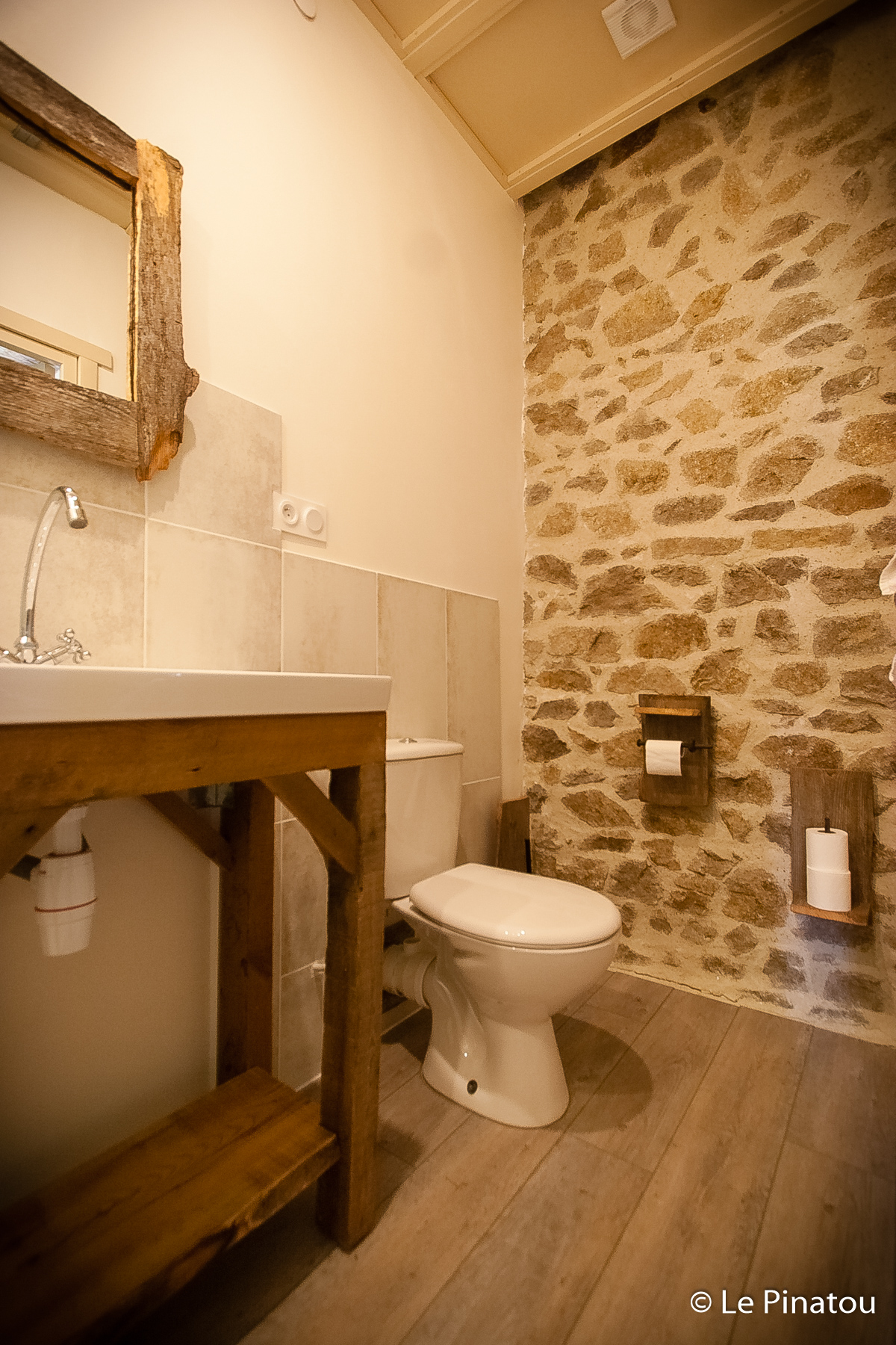 Badkamer met handgemaakt wastafelmeubel en toiletaccessoires