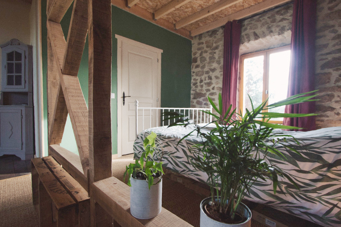 Roomdivider met blik op de slaapkamer en badkamer