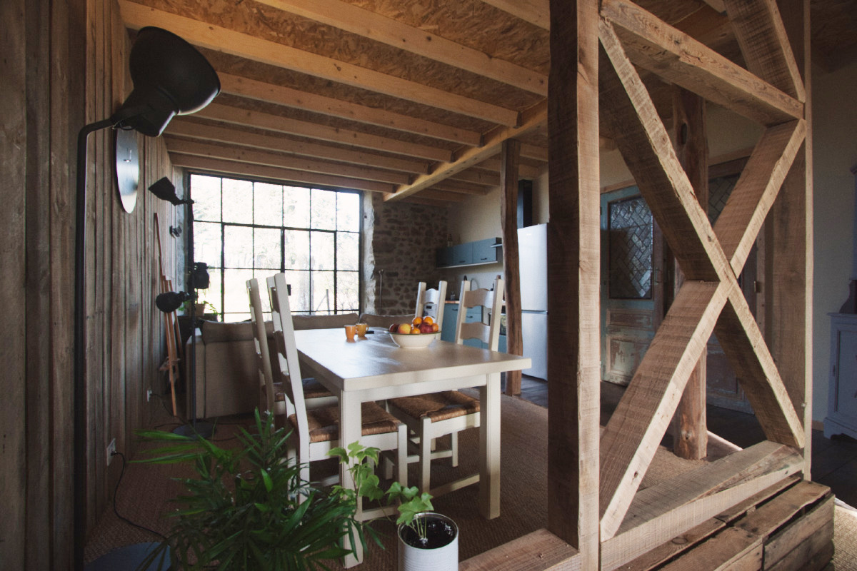 Roomdivide met blik op eettafel