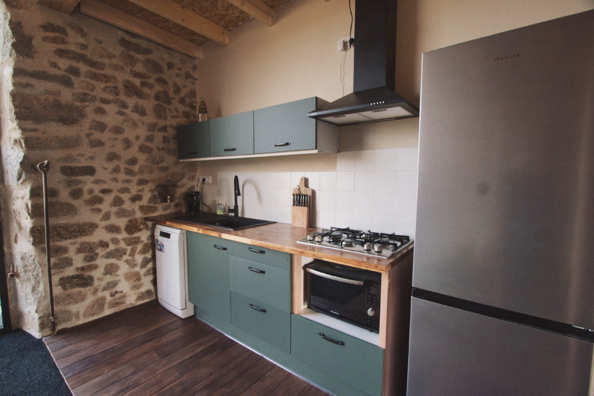 Keuken met natuurstenen muur