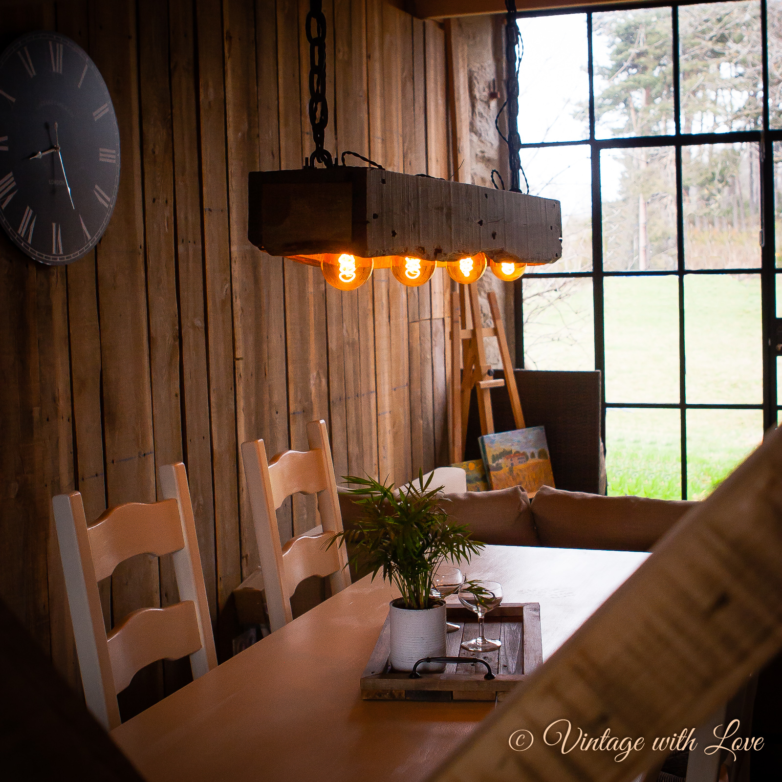 Handgemaakte lamp boven de eettafel